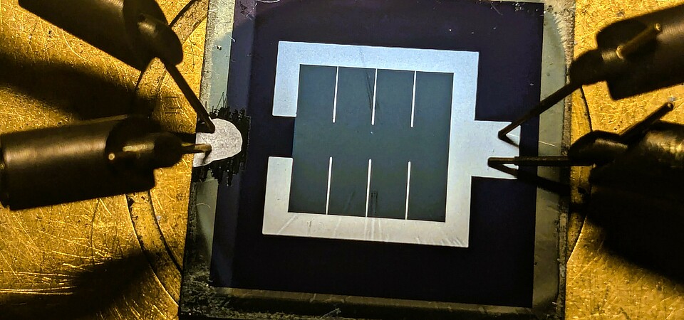 The tandem cell consists of a combination of CIGS and perovskite and achieves a certified record efficiency of 24.6%. 