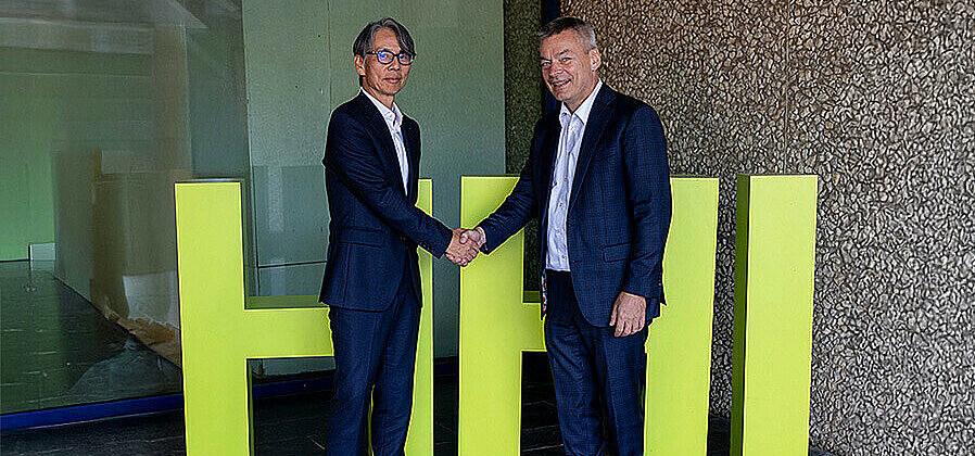 In front of the Fraunhofer HHI headquarters during the visit: Yoichi Kato, Senior Vice President of OKI (left), and Prof. Martin Schell, Executive Director of Fraunhofer HHI (right) |