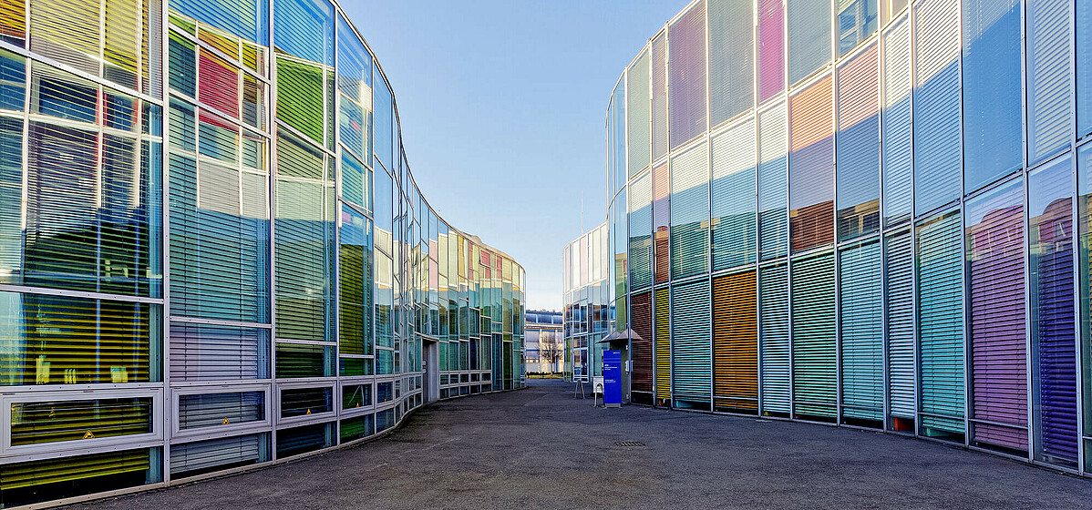 Many of Berlin’s photonics companies are based at Adlershof in the Photonics Centre. The Photonics Centre in Adlershof has six buildings, comprising 18,600 square metres of lab and office space.